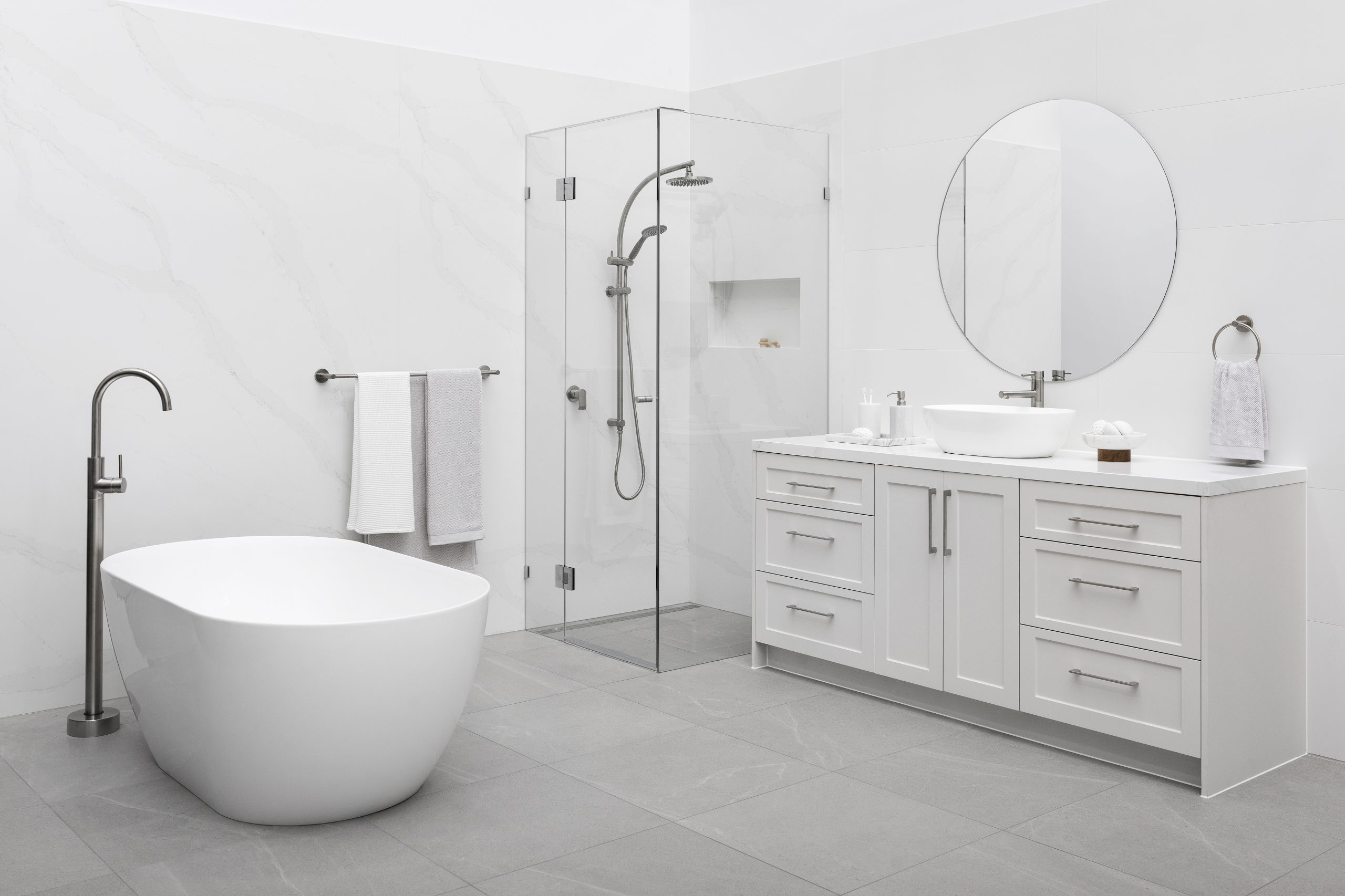 hamptons style bathroom with Modern Showers