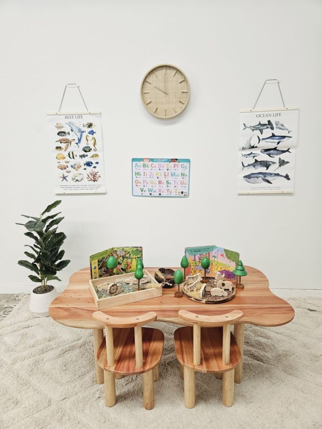 Child hardwood cloud table with 4 chairs